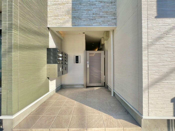 物件外観写真4　(エントランス部分)