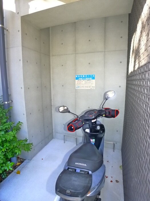 物件外観写真5　(バイク置き場)