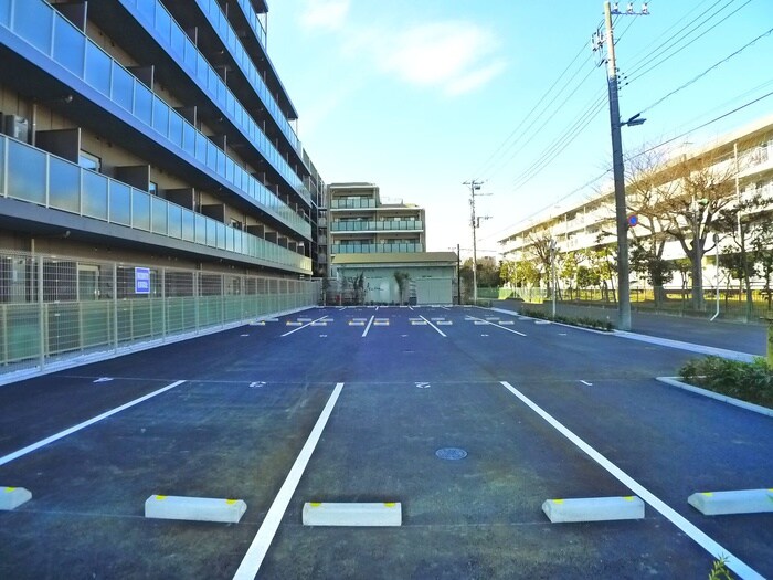 物件外観写真3　(駐車場)