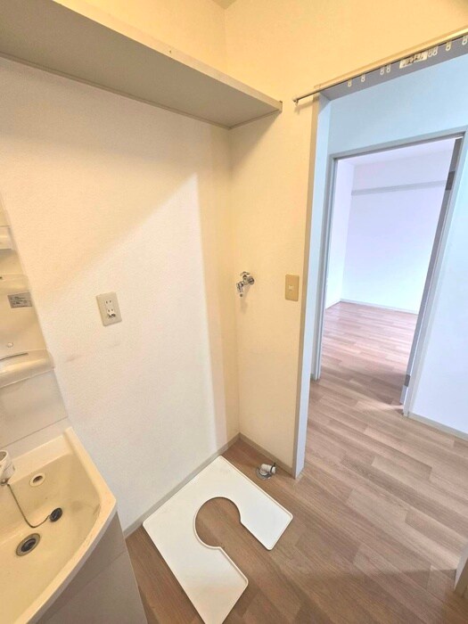 物件内観写真6　(洗濯機置場)