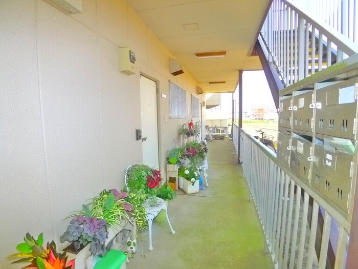 物件外観写真6　(エントランス部分)