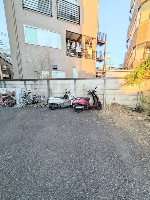 グランドハイツ野口のバイク置き場