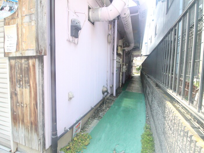 物件外観写真4　(エントランス部分)