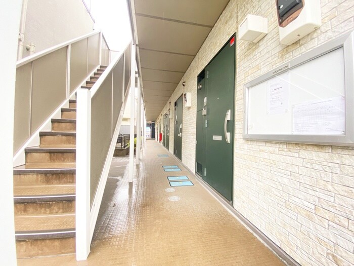 物件外観写真6　(エントランス部分)