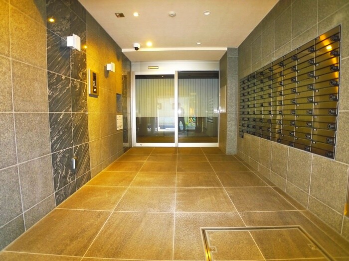 物件外観写真4　(エントランス部分)