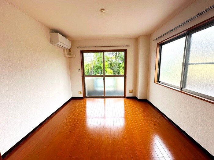 物件内観写真5　(室内からの展望)