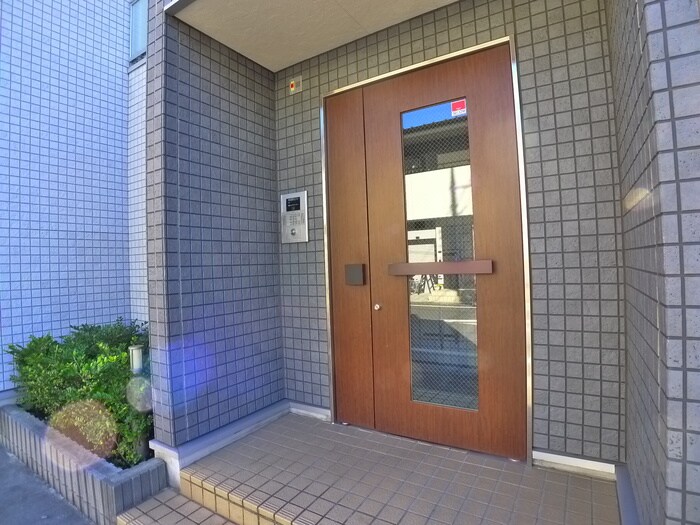 物件外観写真3　(エントランス部分)
