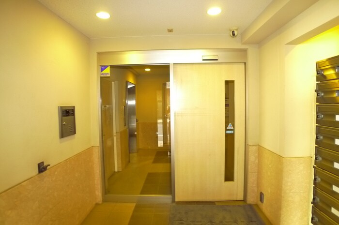 物件外観写真3　(エントランス部分)