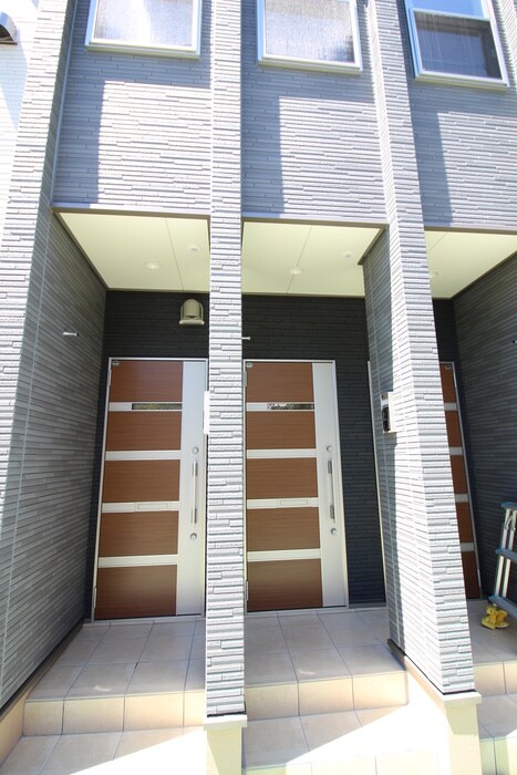 物件外観写真4　(エントランス部分)