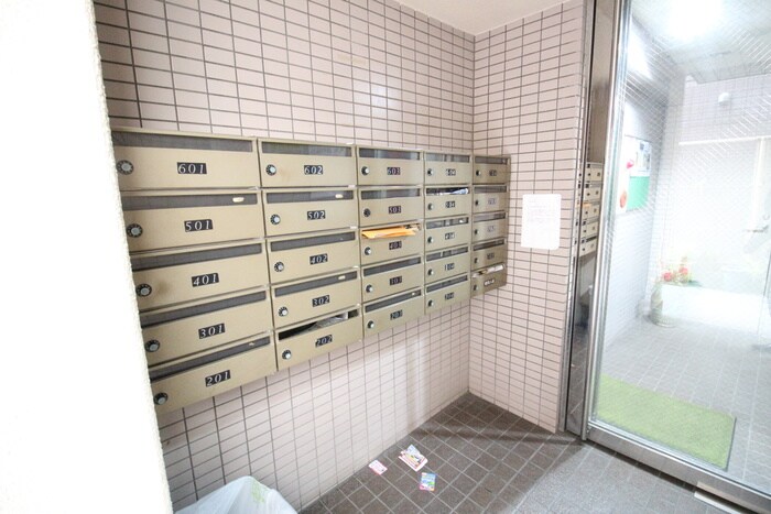 物件外観写真6　(エントランス部分)