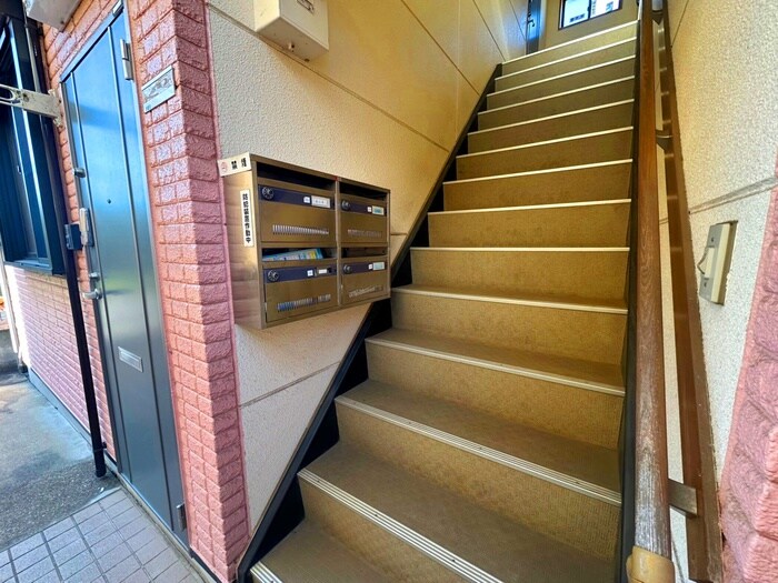 物件外観写真3　(エントランス部分)