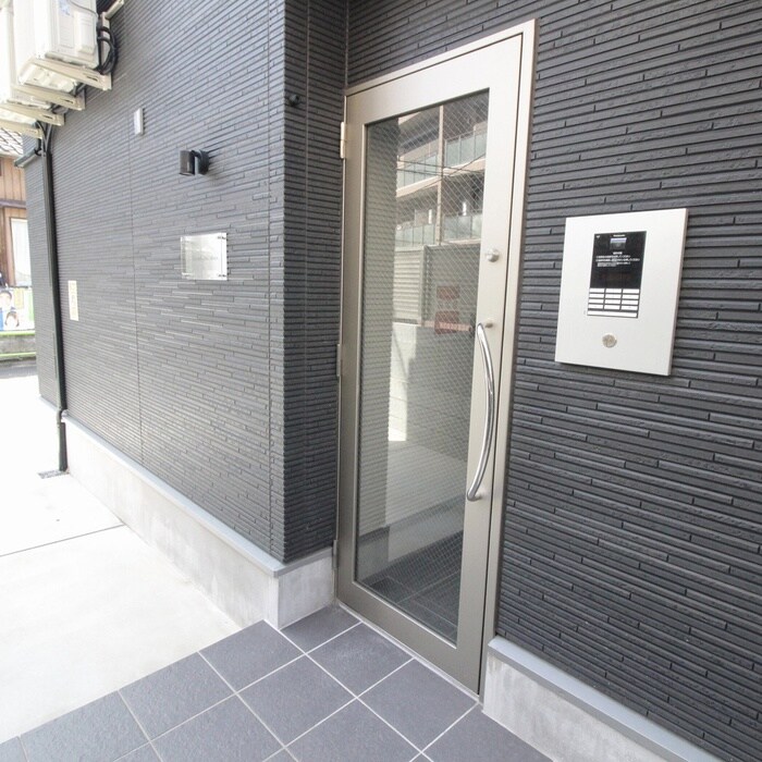 物件外観写真3　(エントランス部分)