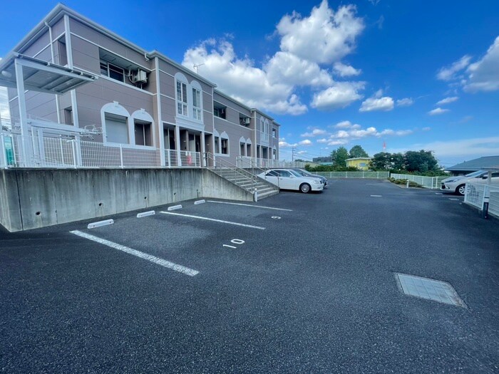 物件外観写真3　(駐車場)