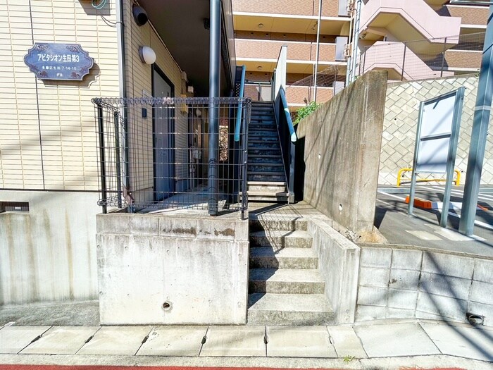 物件外観写真2　(エントランス部分)