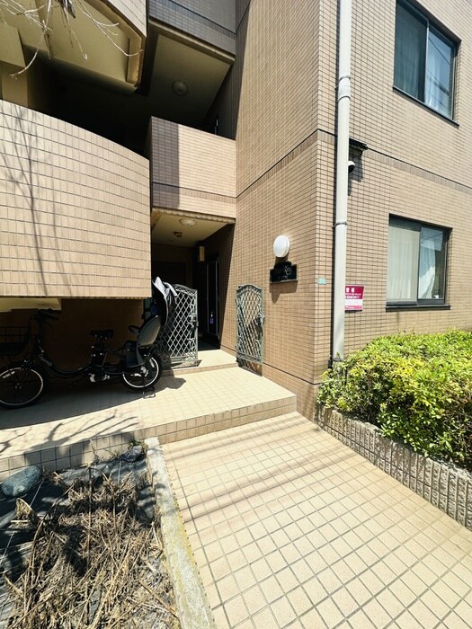 物件外観写真2　(エントランス部分)