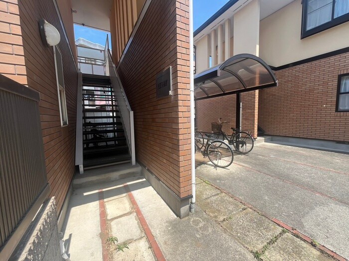 物件外観写真5　(エントランス部分)