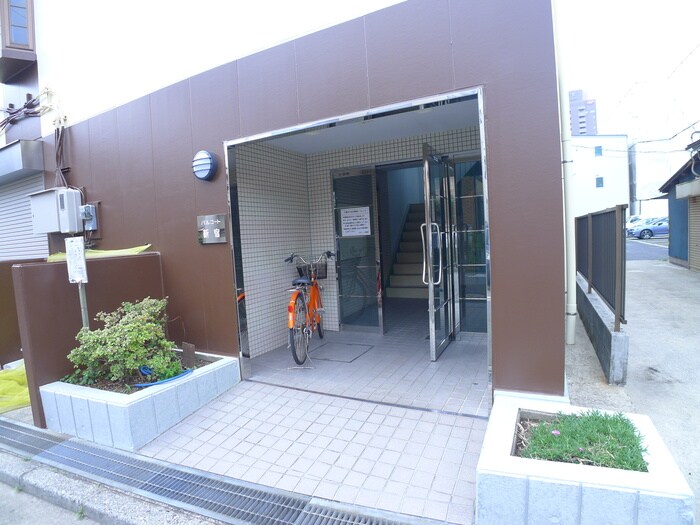 物件外観写真4　(エントランス部分)