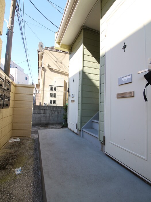 物件外観写真3　(エントランス部分)