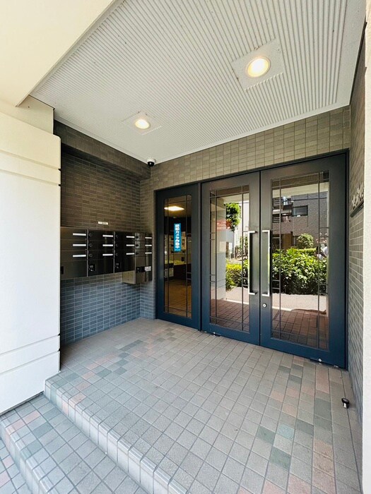 物件外観写真2　(エントランス部分)