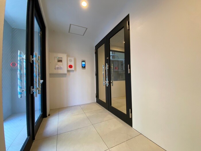 物件外観写真3　(エントランス部分)