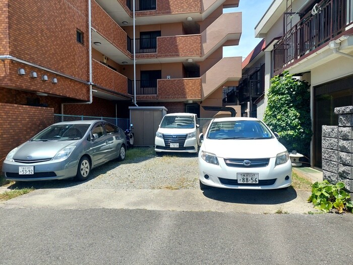 物件外観写真4　(駐車場)