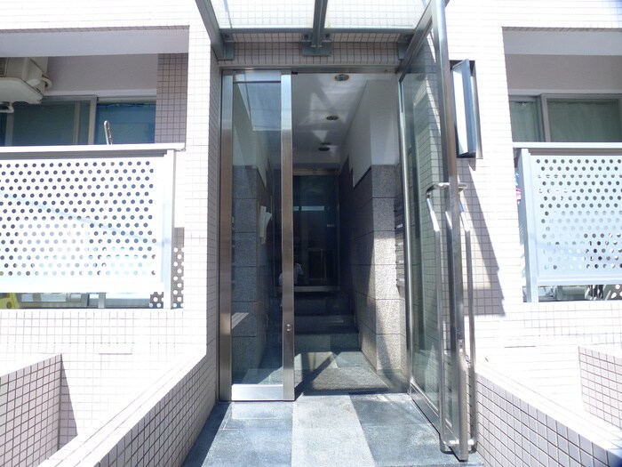 物件外観写真3　(エントランス部分)