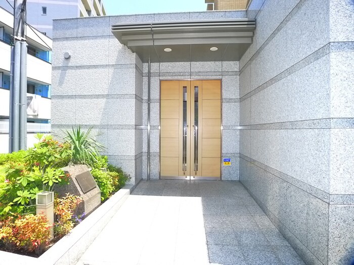 物件外観写真2　(エントランス部分)
