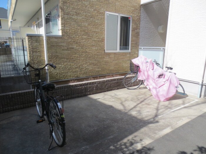 物件外観写真4　(駐輪場)