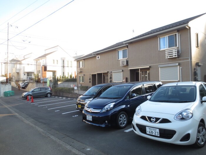 物件外観写真3　(駐車場)