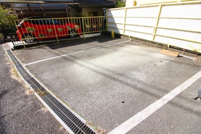 物件外観写真5　(駐車場)