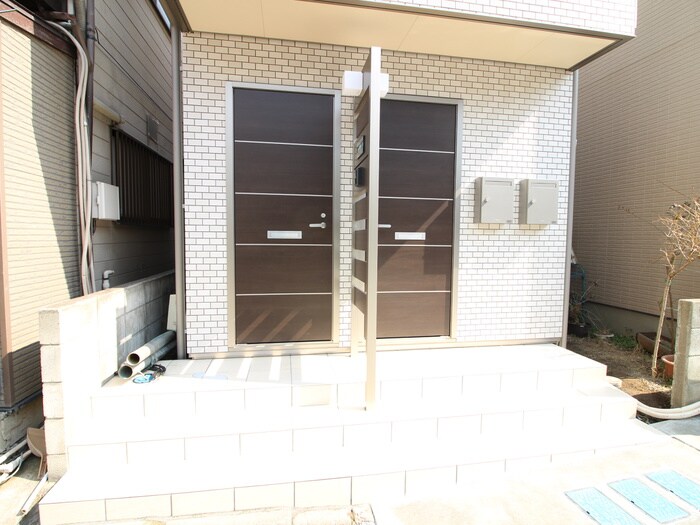 物件外観写真2　(エントランス部分)