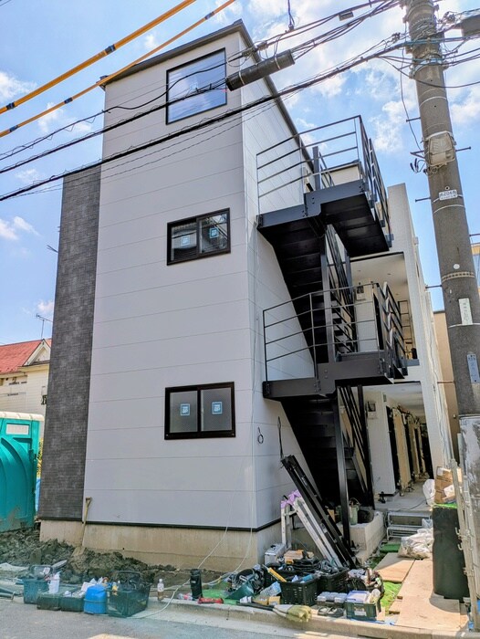 物件外観写真2　(エントランス部分)