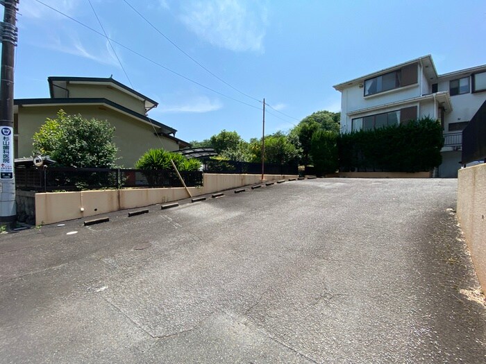 物件外観写真4　(駐車場)