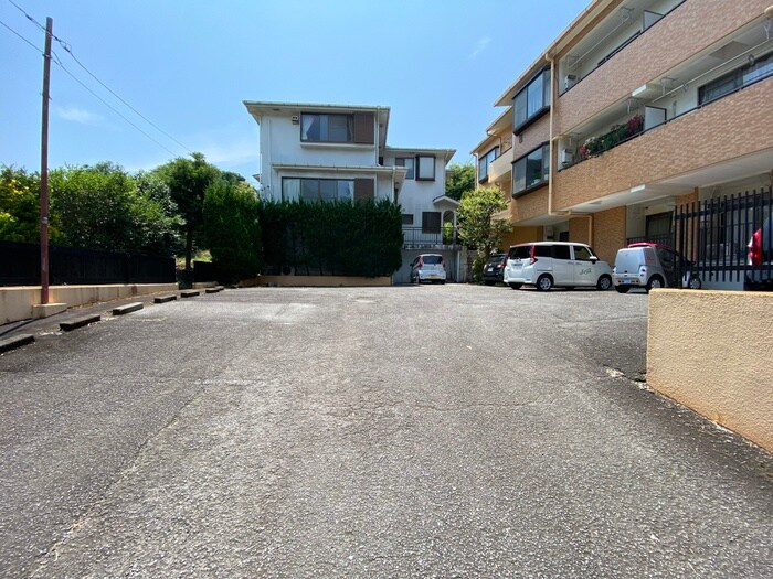 物件外観写真5　(駐車場)