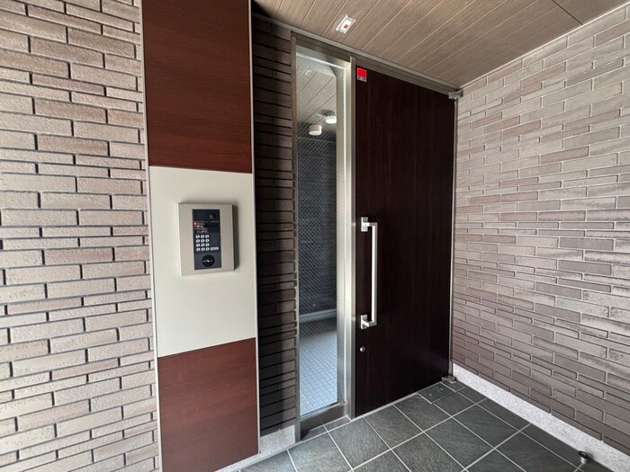 物件外観写真2　(エントランス部分)