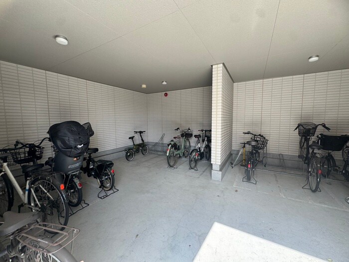 物件外観写真4　(駐輪場)