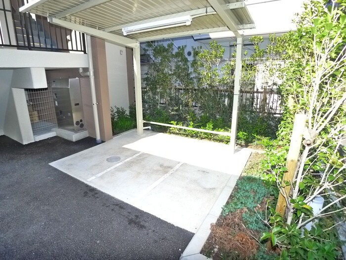 物件外観写真6　(バイク置き場)