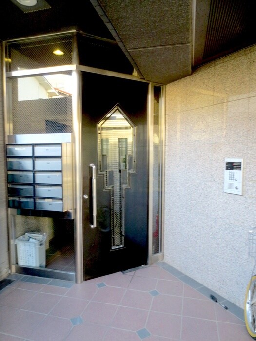 物件外観写真3　(エントランス部分)