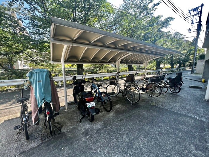 物件外観写真4　(駐輪場)