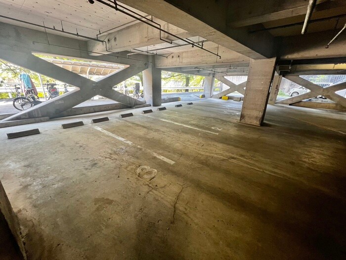 物件外観写真5　(駐車場)