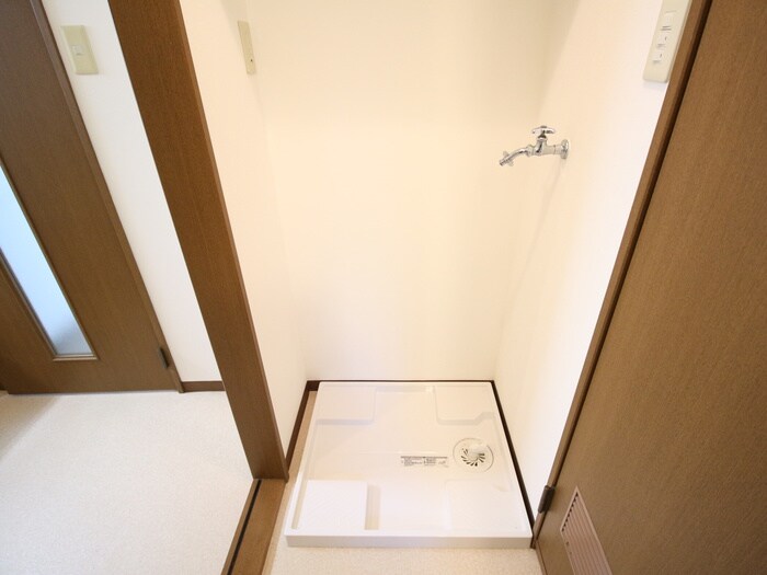 物件内観写真14　(洗濯機置場)