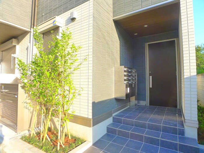 物件外観写真3　(エントランス部分)