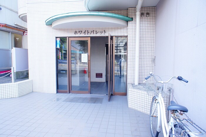 物件外観写真3　(エントランス部分)