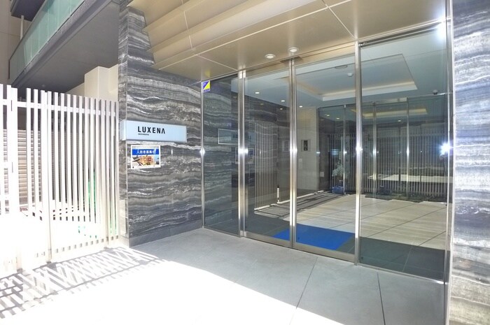 物件外観写真2　(エントランス部分)