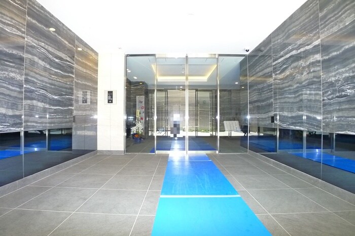 物件外観写真3　(エントランス部分)