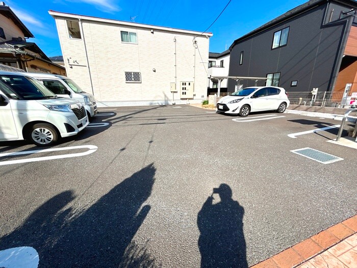 物件外観写真3　(駐車場)