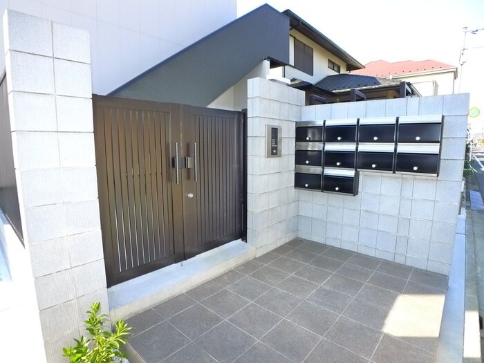 物件外観写真2　(エントランス部分)