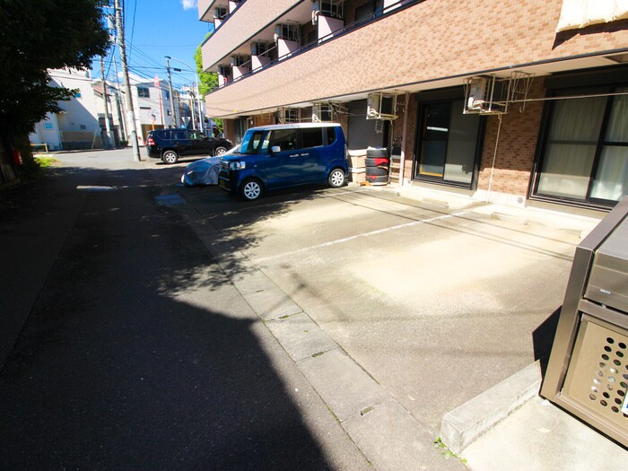 物件外観写真2　(駐車場)