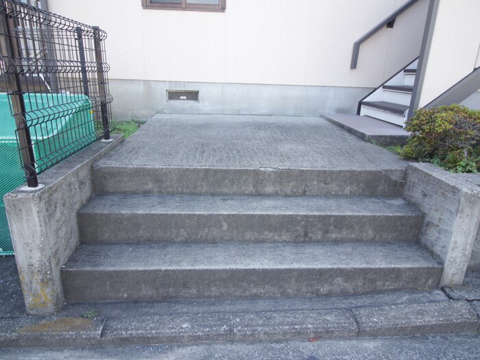 物件外観写真5　(エントランス部分)