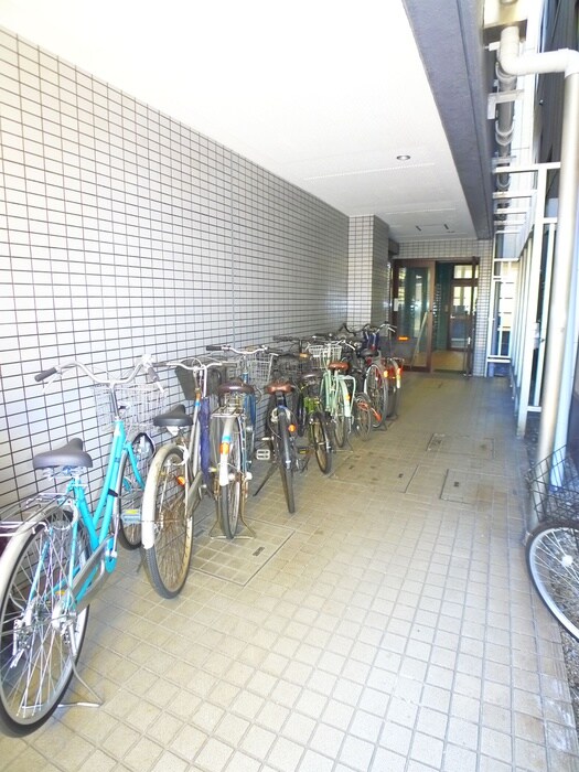 物件外観写真4　(駐輪場)